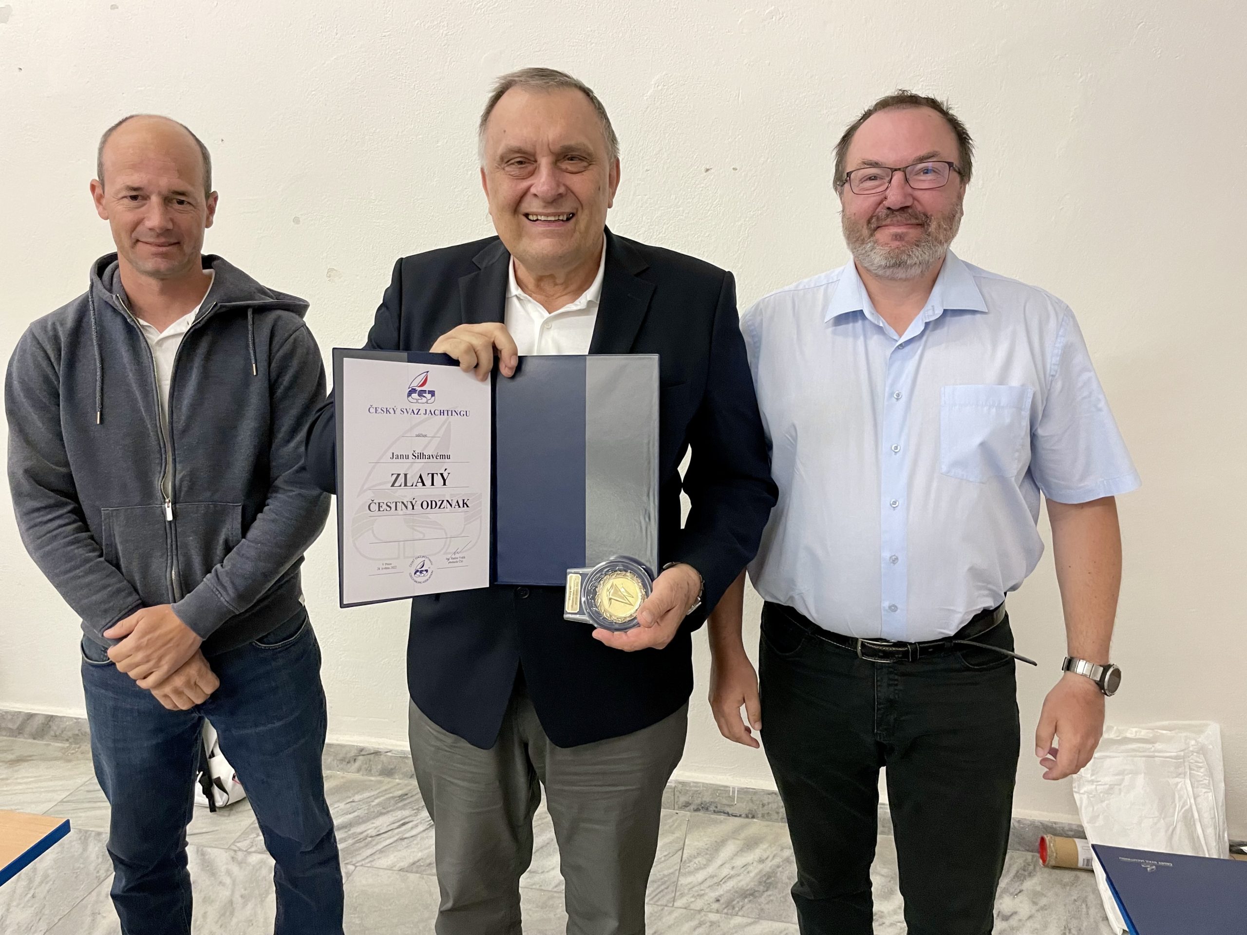 Zlatý čestný odznak ČSJ pro bývalého předsedu klubu Jana Šilhavého
